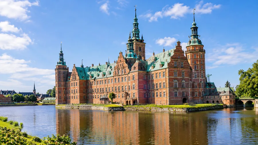 Frederiksborg Castle Day Trip and Tour Guide